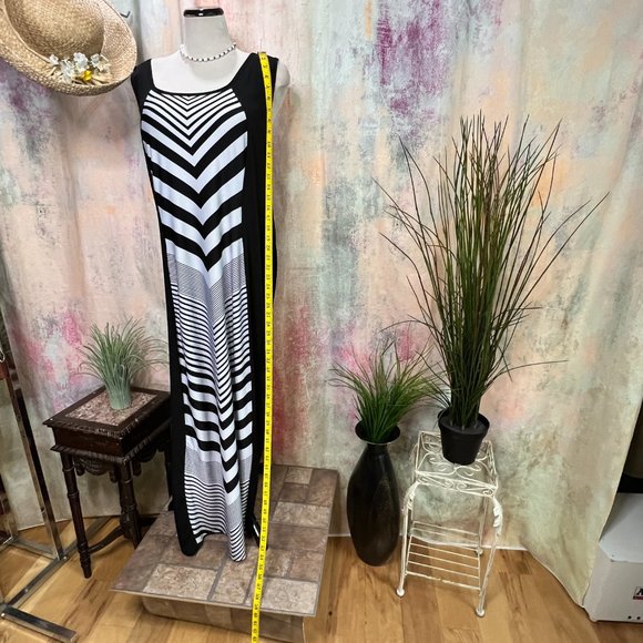 πpaper doll Striped Plus Size Maxi Dress - Design makes a Slim Optic - Picture 5 of 13